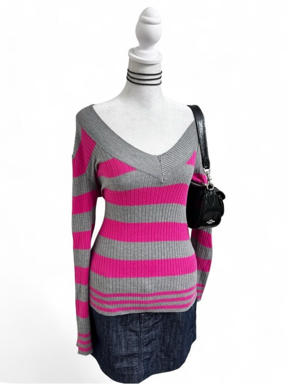 lei Ribbed V-Neck Striped Sweater in Gray and Hot Pink - Picture 3 of 8